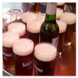 volle Altbiergläser und eine Flasche alkoholfreies Pils