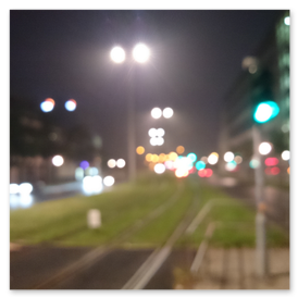 Straßenbahnschienen in der Nacht