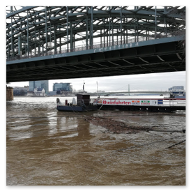 Der Rhein mit Hochwasser und einer Brücke