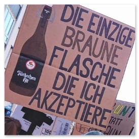 Schild mit TExt: Die einzige Flasche die ich akzeptiere. Auf dem Schilde ist eine Altbiertflasche zu sehen