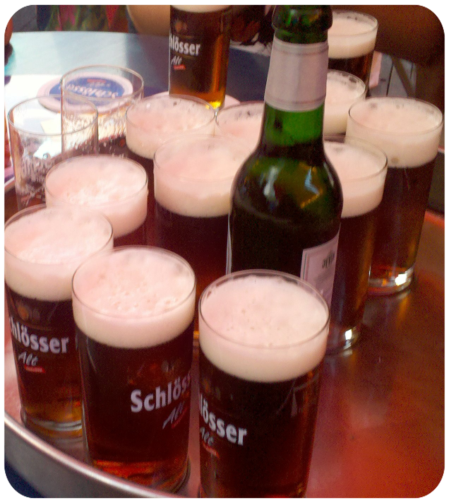 Frisch gezapftes Alt am Zapfhahn