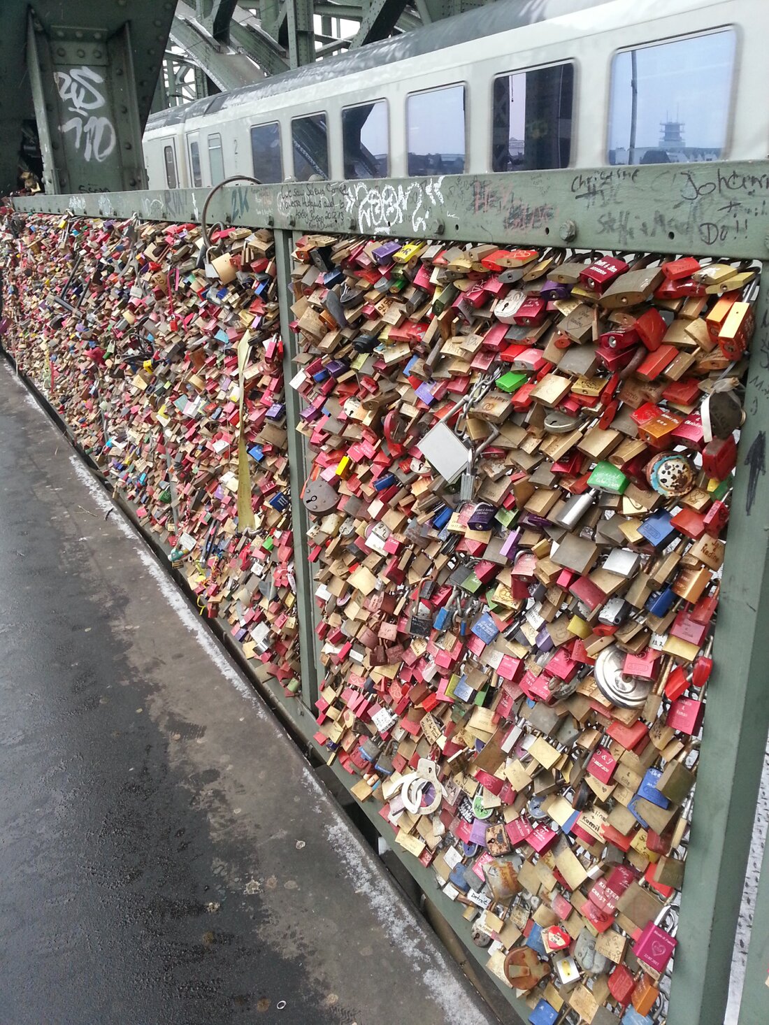 Hohenzollernbrücke mit Liebesschlössern