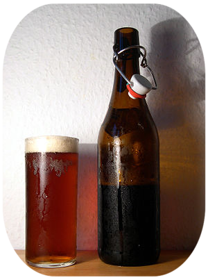 Frisches Altbier im Stangen-Glas mit Schaumkrone