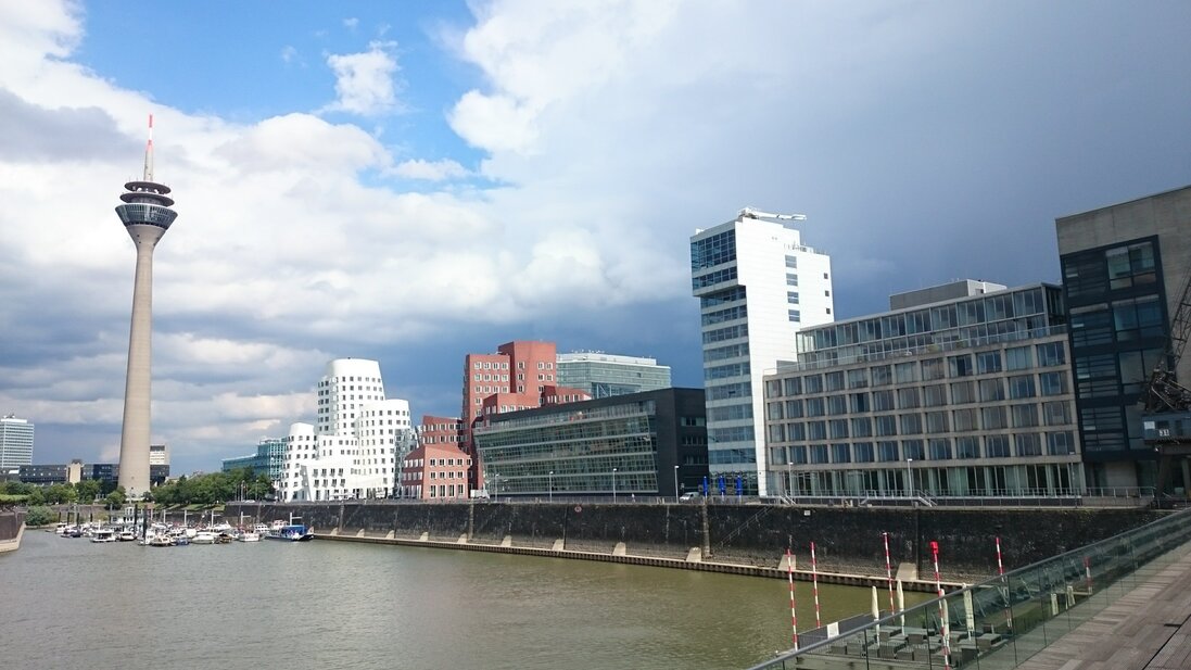 MedienHafen mit modernen Gebäuden