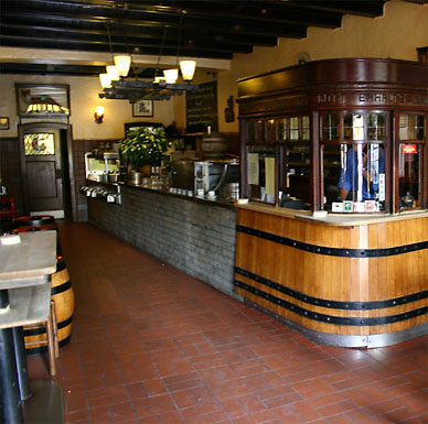 Brauhaus Füchschen mit Holztafeln