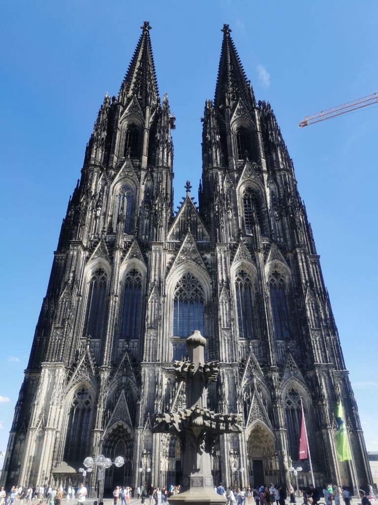 Kölner Dom über dem Rhein